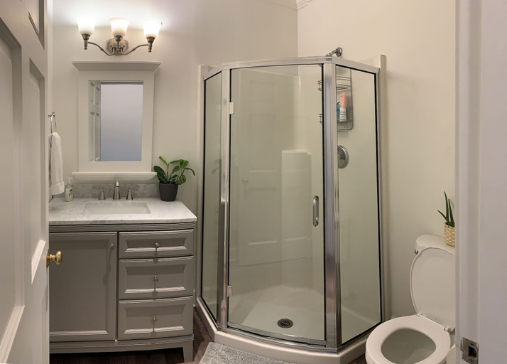 Bathroom, Vashon Inn, King
