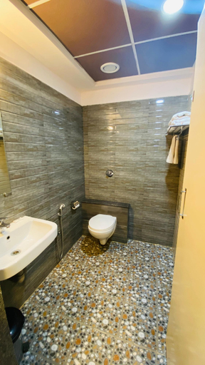 Bathroom 4, De Royale Montana Hotel and Resorts, Dakshina Kannada