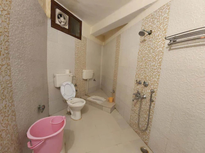 Bathroom, Goroomgo Moon Nainital, Nainital
