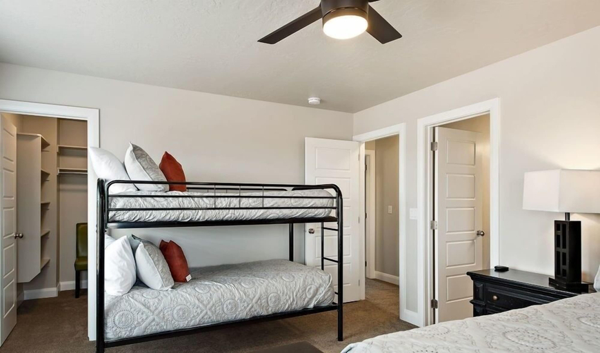 Room 4, Spacious Villa 5 minutes to Lake State park by Redawning, Washington