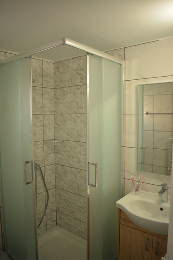 Bathroom 3, Green Bay Suites