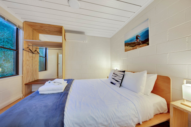 Bedroom 2, Bright Velo, Alpine - East