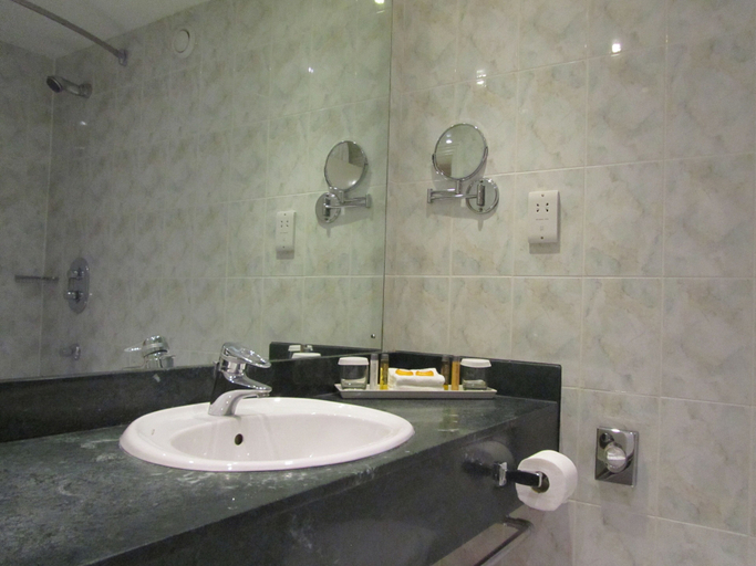 Bathroom 4, Manor Hotel Solihull, BW Signature Collection, Solihull