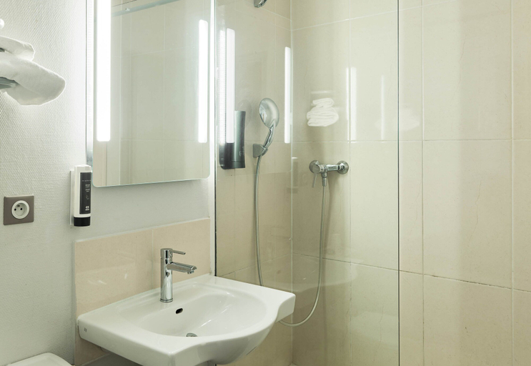 Bathroom 5, B&B HOTEL Brétigny-sur-Orge, Essonne