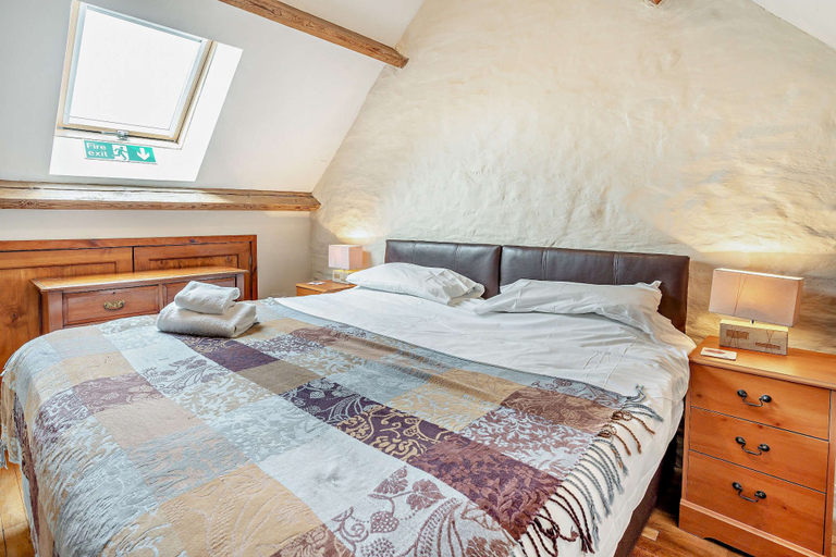 Bedroom 2, Tyncellar Farm Holiday Cottages, Bridgend