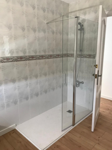 Shower, Casa Cesar Martinell 1, Tarragona