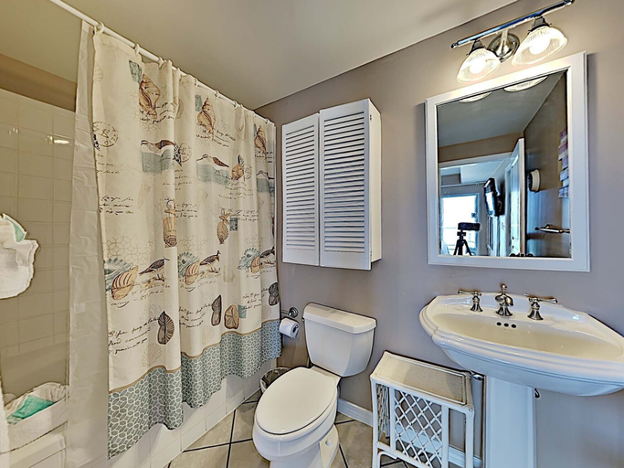 Bathroom 5, Emerald Isle Pensacola Beach by Southern Vacation Rentals, Escambia