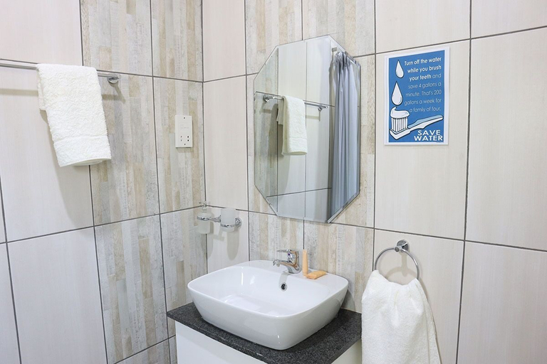 Bathroom 4, AMARIAH GUESTHOUSE FLOWERTOWN, Chobe