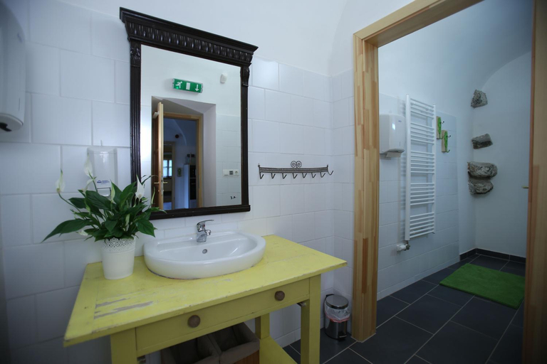 Bathroom 2, Csodarabbik Utja Fogado, Szerencs