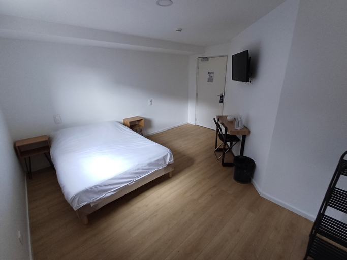 Bedroom 2, CRYSTAL HOTEL, Seine-et-Marne