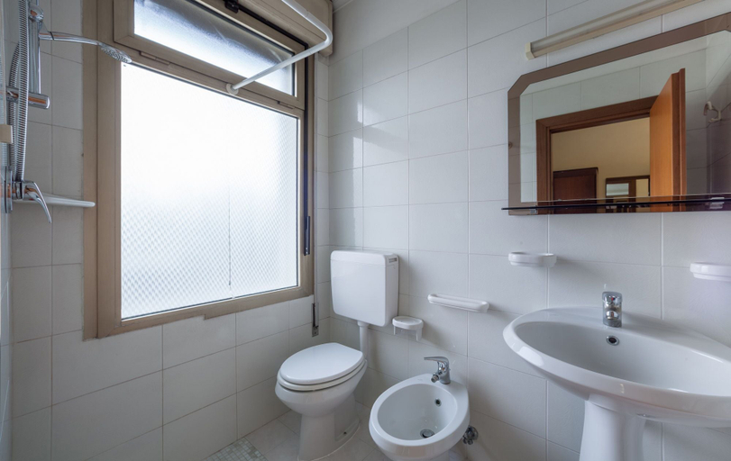 Bathroom 4, Hotel Firenze, Padua