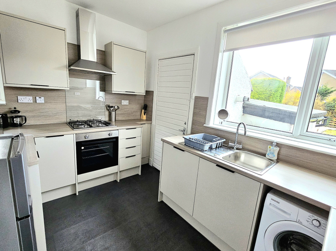 Others 5, Charming 3-Bed Oasis-free parking, Glasgow