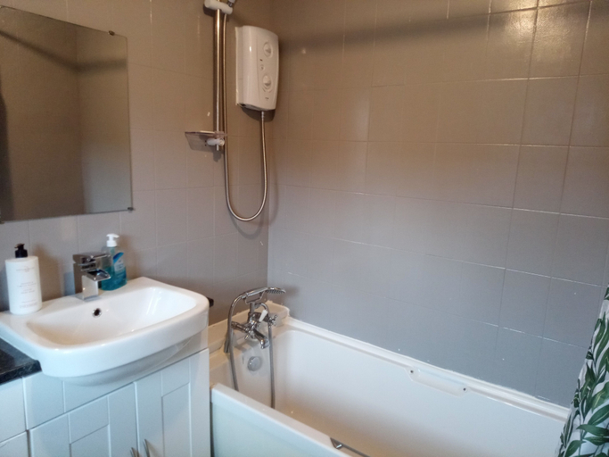 Bathroom 3, 2 Bed House - Sleeps 4 - Pets - Garden - Parking, Bolton