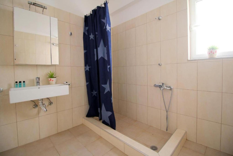 Bathroom 3, AR Apartments by Saranda Hotel, Sarandës