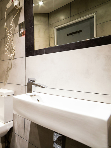Bathroom 4, Vegas Hotel, London
