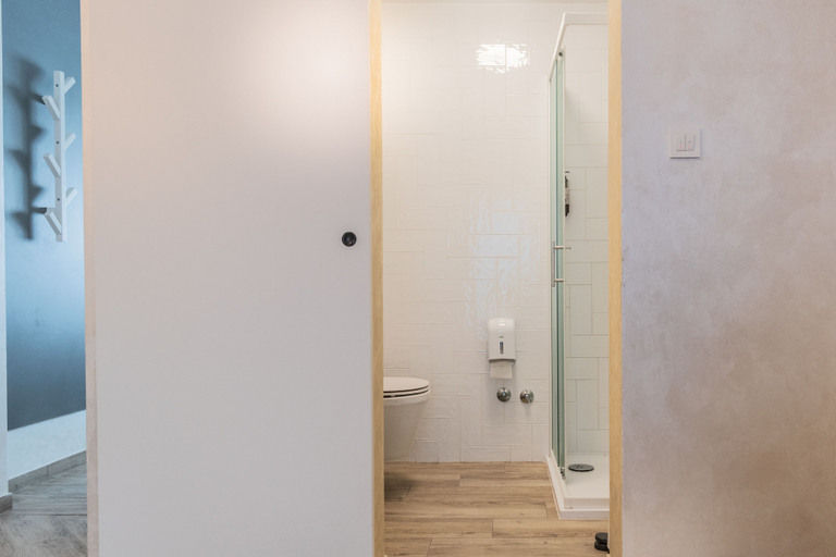Bathroom 4, L&B amphitheater apartments, Pula