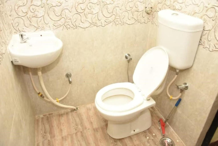 Bathroom 4, Goroomgo Shambhu Darjeeling, Darjiling