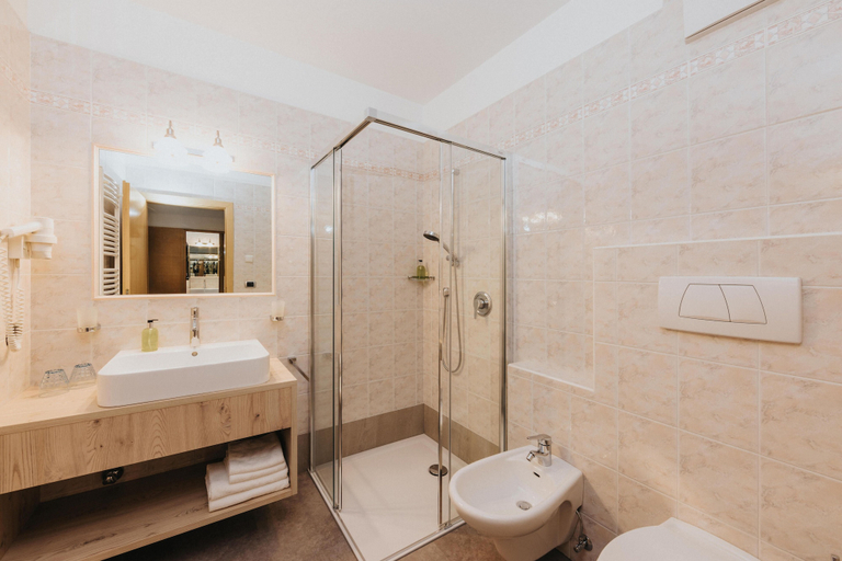 Bathroom 4, Hotel Bischofhof - Bistro Jasmin, Bolzano