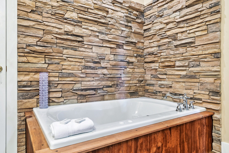 Bathroom 5, Laurel Valley Mountain Retreat, Blount