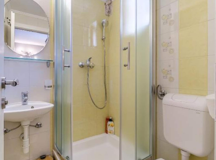 Bathroom 3, Centar Split Manuš, Split