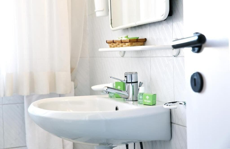 Bathroom 5, Green Sporting Club Hotel, Sassari