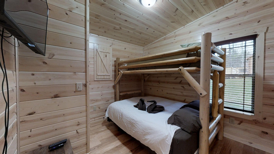 Bedroom 2, Fox's Den, Sevier