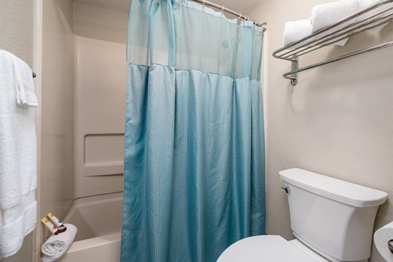 Bathroom 3, Laguna Reef by Miss Kitty’s, Aransas