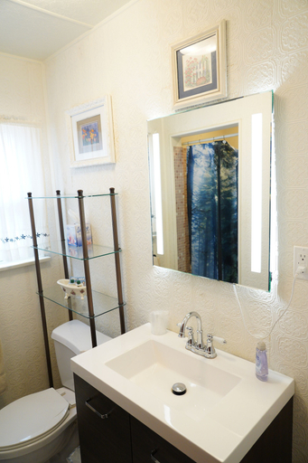 Bathroom 3, Hillcrest Suites & Cabins, San Bernardino