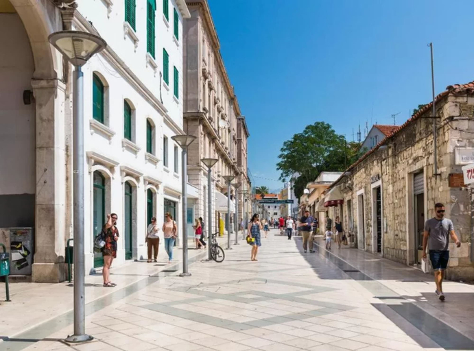 Others 4, Centar Split Manuš, Split