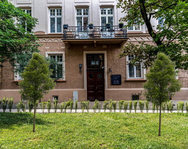 Exterior & Views