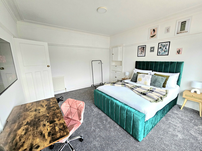 Bedroom 3, Charming 3-Bed Oasis-free parking, Glasgow