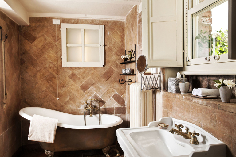 Bathroom 4, Lupaia, Siena