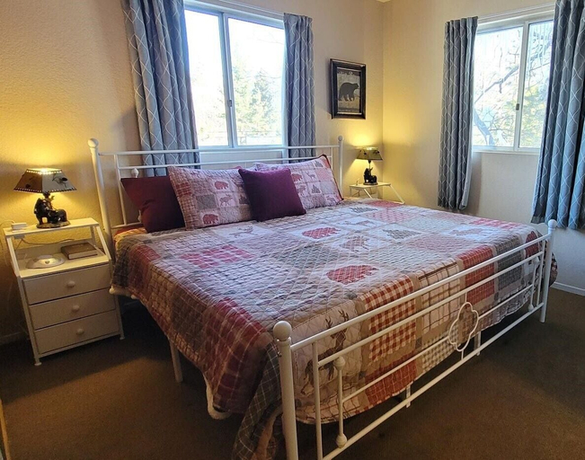 Bedroom 2, Hillcrest Suites & Cabins, San Bernardino
