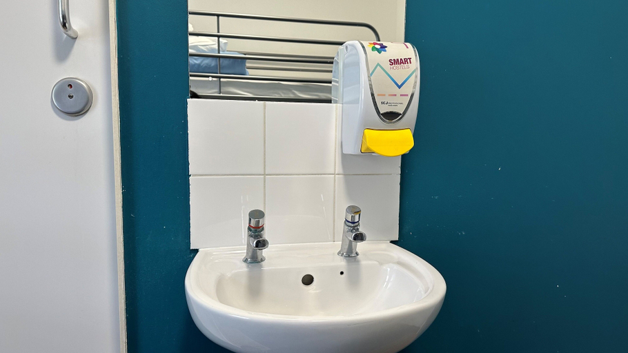 Bathroom 5, Smart Hyde Park Inn Hostel, London