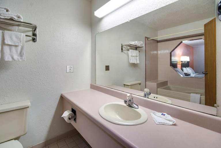 Bathroom 4, Motel 6 Marion, IL, Williamson