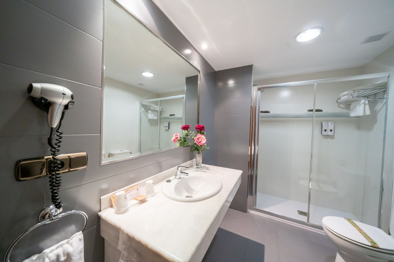 Bathroom 4, Hotel Mozarbez Salamanca, Salamanca