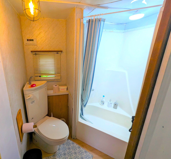 Bathroom 3, Bulls Camp, Fujikawaguchiko