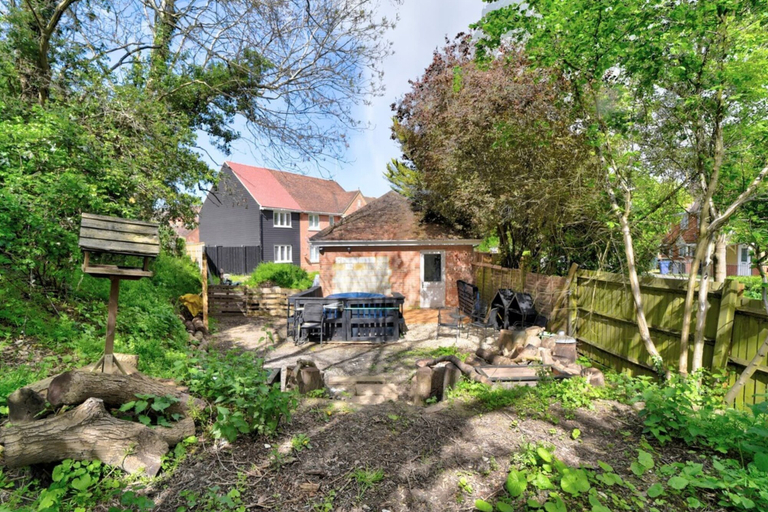 Exterior & Views 2, Cozy Guest Lodge With a Large Secluded Garden, Thurrock
