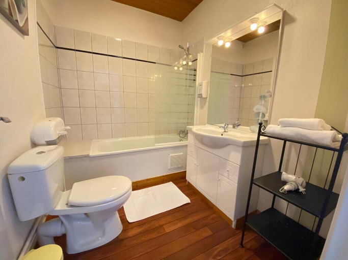 Bathroom 3, Hôtel Fontaine Morlaix, Finistère