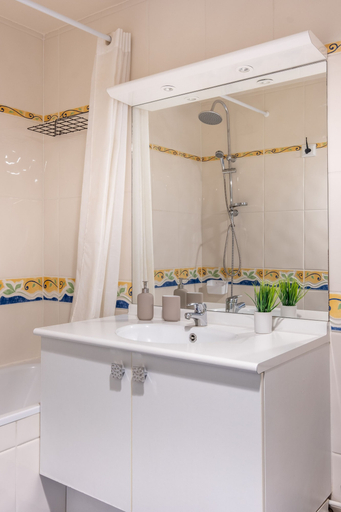 Bathroom 3, Appartement Exquis à La Défense, Hauts-de-Seine