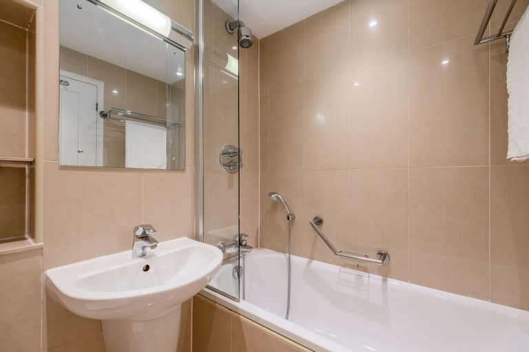 Bathroom 4, Quality Hotel Hampstead, London