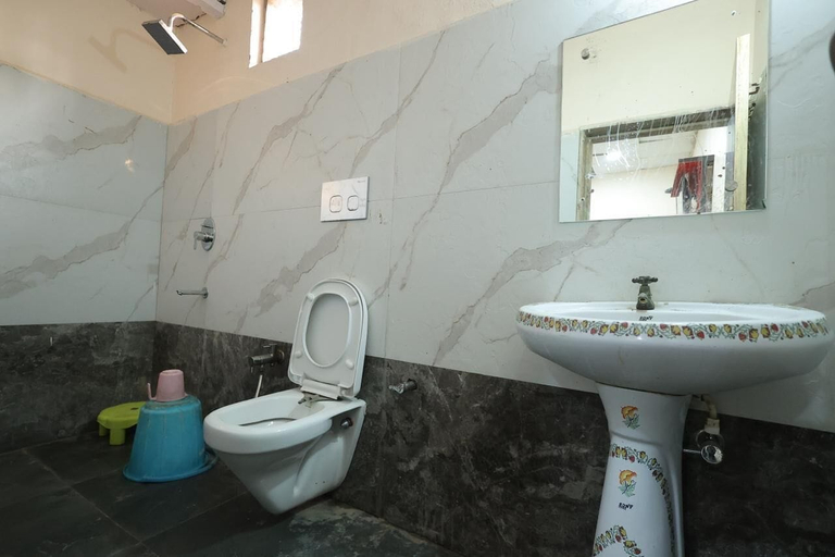 Bathroom, Hotel Shyam Inn, Mathura