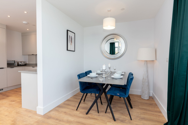 Others 4, Deluxe South Central Apartment, London