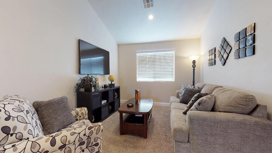 Living room 4, Southern Delight 3 Bedroom Apts by RedAwning, Washington