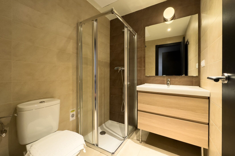 Bathroom 4, AinB Barcelona Sants Apartments, Barcelona