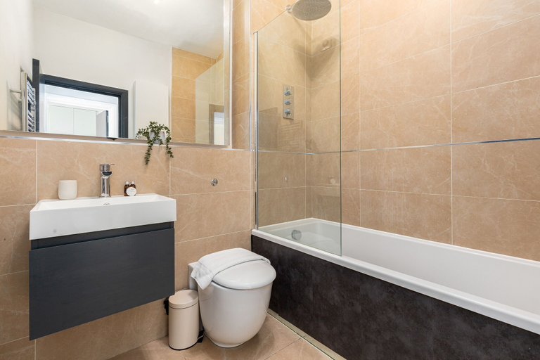 Bathroom 4, Radiant 2 Bed Flat near Portobello, London