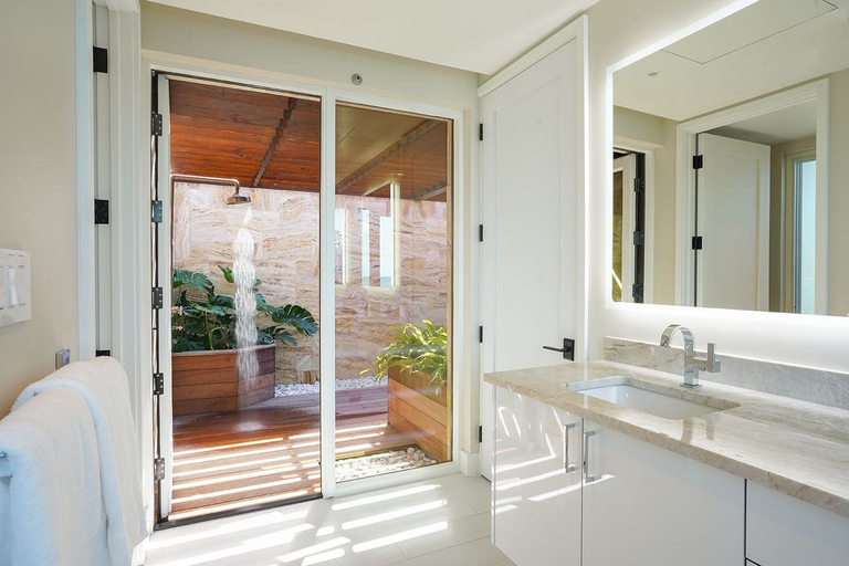 Bathroom 4, Oil Nut Bay