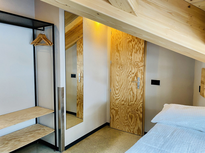 Bedroom 4, Peaky Riders Self Check-in Hotel, Visp