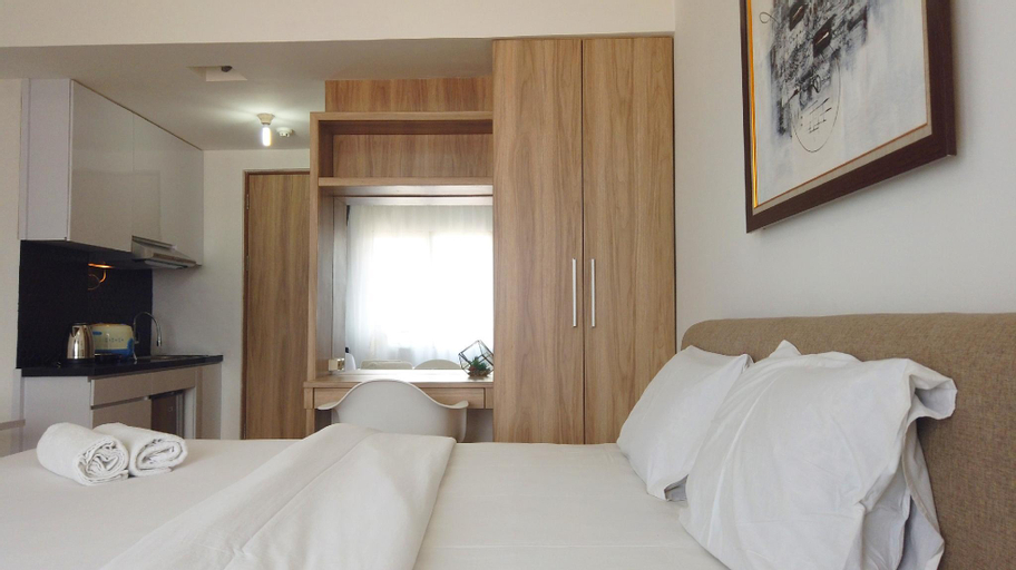 Bedroom, Luxurious Studio Pinewood Apartment By Travelio, Sumedang