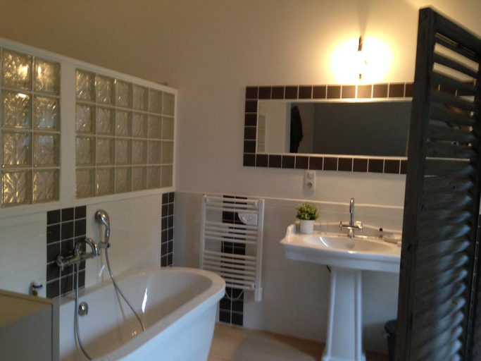 Bathroom 1, Les Chambres d'Hotes du Bois Joli, Côte-d'Or